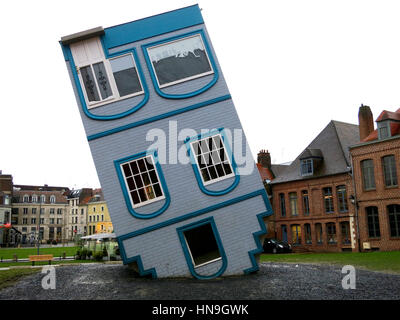 "Tombée du Ciel" kopfüber Haus gebaut vom französischen Künstler Jean-François Fourtou, in Lille, Frankreich. Teil des Lille3000 fantastisch in 2012 Stockfoto