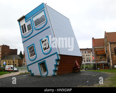 "Tombée du Ciel" kopfüber Haus gebaut vom französischen Künstler Jean-François Fourtou, in Lille, Frankreich. Teil des Lille3000 fantastisch in 2012 Stockfoto