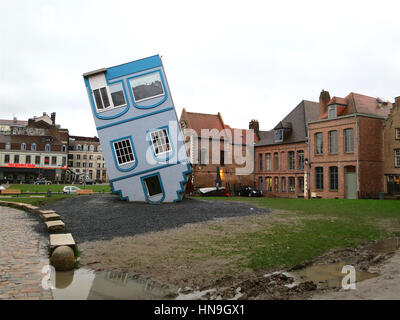 "Tombée du Ciel" kopfüber Haus gebaut vom französischen Künstler Jean-François Fourtou, in Lille, Frankreich. Teil des Lille3000 fantastisch in 2012 Stockfoto