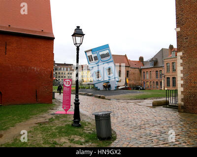 "Tombée du Ciel" kopfüber Haus gebaut vom französischen Künstler Jean-François Fourtou, in Lille, Frankreich. Teil des Lille3000 fantastisch in 2012 Stockfoto