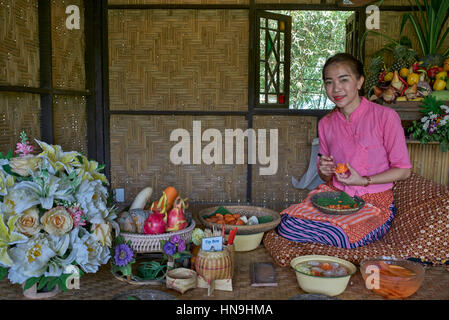 Thailändische Kunsthandwerkerin, die in einem thailändischen Kunst- und Kulturzentrum Essen modelliert. Thailand. Menschen In Südostasien Stockfoto