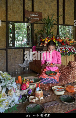 Thailändische Kunsthandwerkerin, die in einem thailändischen Kunst- und Kulturzentrum Essen modelliert. Thailand. Menschen In Südostasien Stockfoto