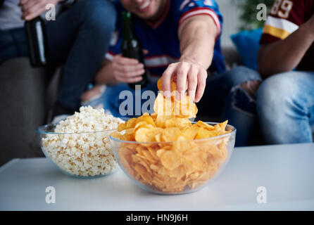 Nahaufnahme des Herren Hand packte chips Stockfoto