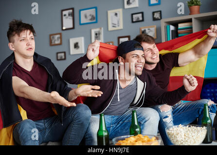 Zwei gegen einen im Wohnzimmer Stockfoto