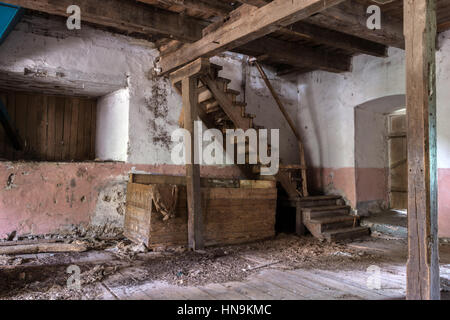 alte Keller in einer verlassenen Mühle Stockfoto