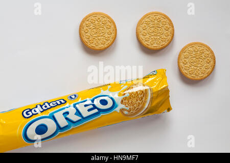 Packung Golden Oreo Kekse mit Pack zu öffnen, um zu zeigen, dass Inhalt, Sandwich Kekse mit Vanille-Aroma-Füllung, auf weißem Hintergrund Stockfoto