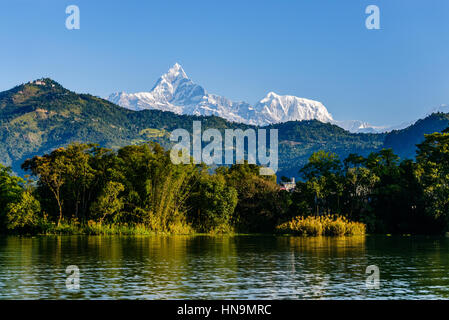 Die Machapuchare (links, 6993m) und Annapurna III (rechts, 7555m) gesehen von den Phewa-See in Pokhara, Nepal Stockfoto