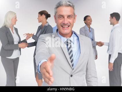 Digitalen Verbund des Handshakes vor Geschäftsleute mit weißem Hintergrund Stockfoto