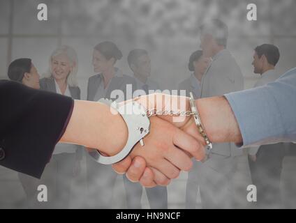 Digitalen Verbund von Handshake mit Handschellen vor Geschäftsleute mit Grunge-overlay Stockfoto