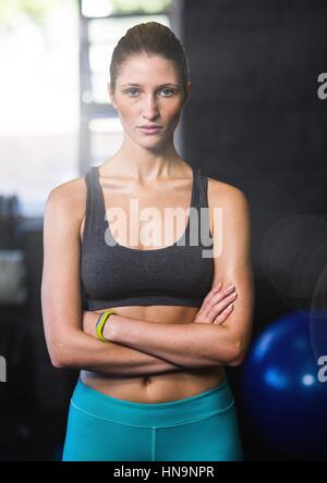 Digitalen Verbund aus Fitness Frau Arme gefaltet in einem Fitnessstudio Stockfoto