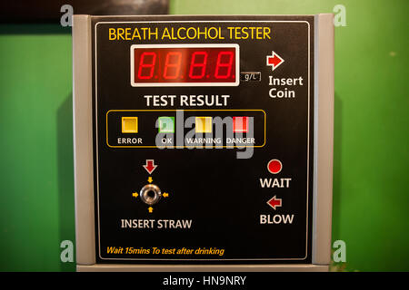 Schuss von einem Alkohol-Tester an einer Wand in der Nähe. Stockfoto