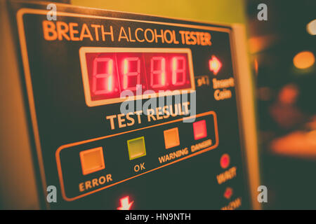 Schuss von einem Alkohol-Tester an einer Wand in der Nähe. Stockfoto