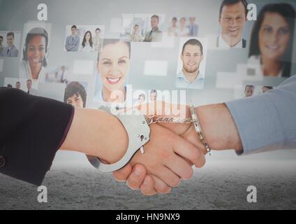 Digitalen Verbund von Handshake mit Handschellen vor Himmel mit Geschäftsleuten Stockfoto