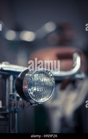 Detail Farbbild des Scheinwerfers eines Fahrrads. Stockfoto