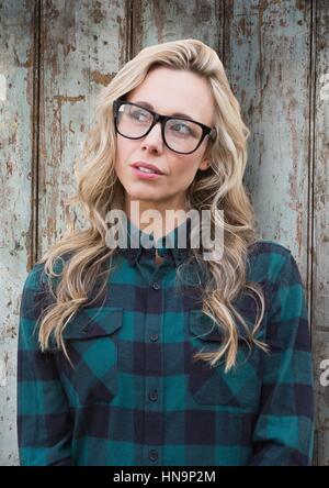 Digital Composite Frau mit Brille gegen Holzplatte Stockfoto