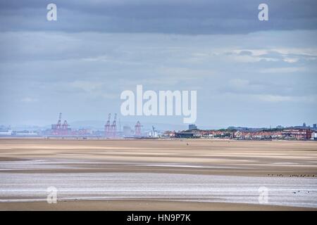 Eine Landschaft von Dee Mündung/River von Hilbre Insel Blick auf West Kirby und Hoylake auf der Wyrral mit Bootle, Liverpool in der Ferne Stockfoto