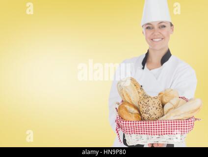 Digitalen Verbund von Koch mit Brot vor gelbem Hintergrund Stockfoto