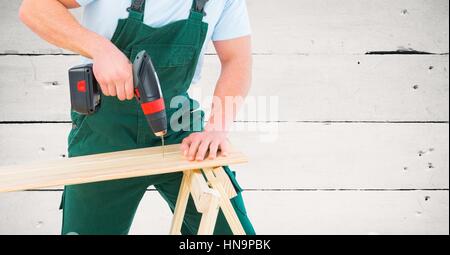 Digital Composite Zimmermanns gegen weiße Holzplatte Bohren Stockfoto