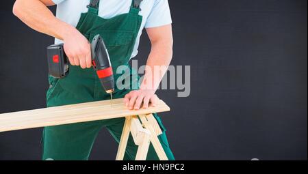 Digital Composite Zimmermanns Bohren gegen Tafel Stockfoto