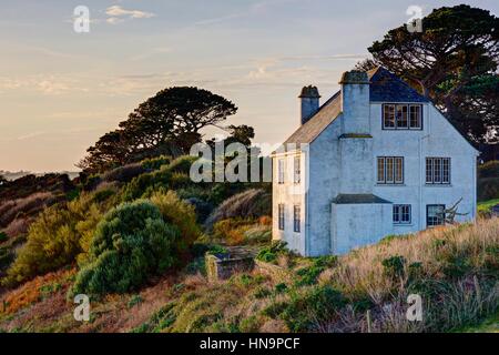 Ein großes alten großes weißes Haus unbewohnt aufgrund seiner Position auf der Klippe Rand/Meer in das Dorf Polruan an der Mündung der Fowey, Cornwall schließen. Stockfoto