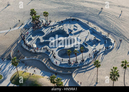 Los Angeles, Kalifornien, USA - 17. Dezember 2016: Antenne des beliebten Skateboard-Park am Venice Beach in Süd-Kalifornien. Stockfoto