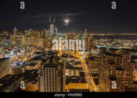 San Francisco, Kalifornien, USA - 13. Januar 2017: Nacht Stadtbild Skyline anzeigen mit Mondaufgang über die Bucht von San Francisco. Stockfoto