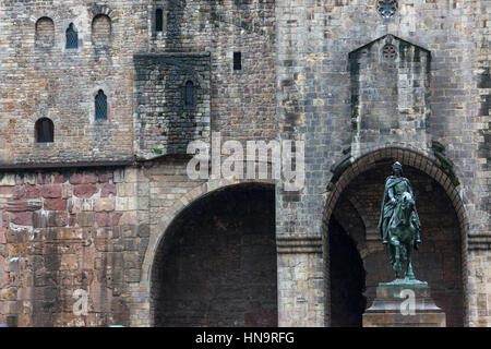 Blick auf die römische Mauer, gebaut in der 12:00, zusammen mit Equestrian Statue von Ramon Berenguer III von Josep Llimona, Barcelona, Spanien. Stockfoto