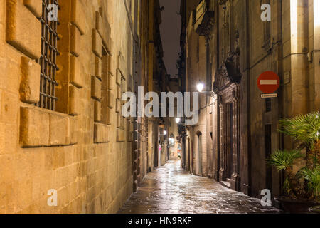Enge Gassen in der Abenddämmerung im gotischen Viertel von Barcelona. Stockfoto