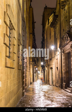 Enge Gassen in der Abenddämmerung im gotischen Viertel von Barcelona. Stockfoto