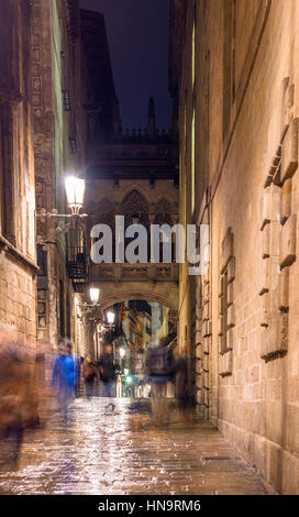 Die Brücke am Carrer del Bisbe im Barri Gotic, Barcelona, Spanien Stockfoto