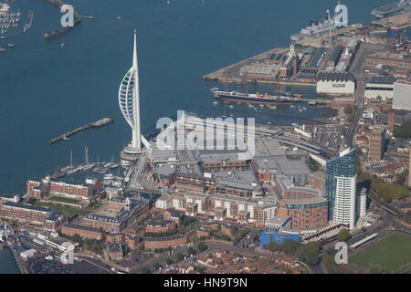 Luftbild Spinnaker Tower und HMS Warrior 1860 Tall Ship Gunwharf Quays Portsmouth (Hampshire) Stockfoto