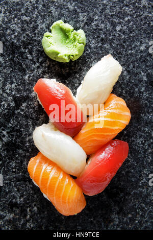 Sushi-Menü. Sushi Nigiri und Sushi Rolls Set, Maki, Wasabi. Weihnachtsbaum im japanischen Stil Stockfoto
