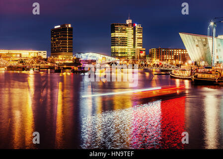 Schöne Nacht in Amsterdam.  Beleuchtung Stockfoto