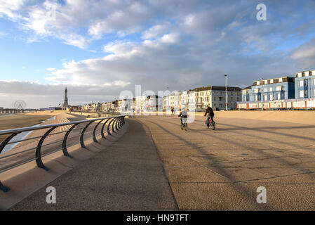 Paar Fahrradfahrer genießen Sie eine Fahrt auf der South Promenade am Strand von Blackpool, England. Stockfoto