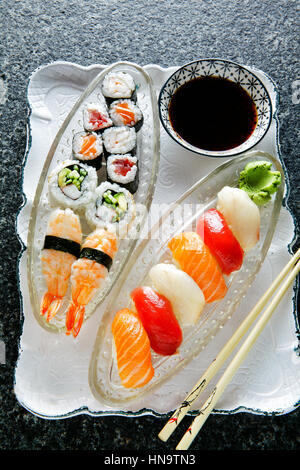 Sushi Nigiri und Sushi Rolls Set serviert auf schwarzem Marmor Lamelle Stockfoto