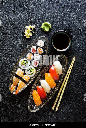 Sushi Nigiri und Sushi Rolls Set, Maki, California Roll, Shrimps, Sojasoße, auf schwarzem Marmor Stockfoto