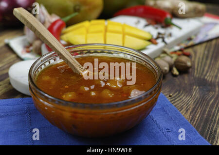 Schüssel mit hausgemachten Frsh Mango-Chutney auf alten Holztisch Stockfoto