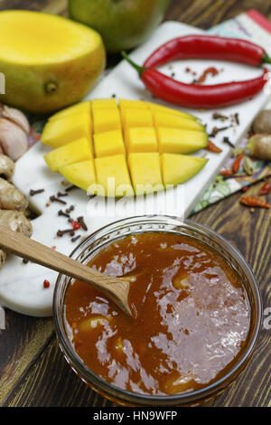 Schüssel mit hausgemachten Frsh Mango-Chutney auf alten Holztisch Stockfoto