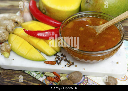 Schüssel mit hausgemachten Frsh Mango-Chutney auf alten Holztisch Stockfoto