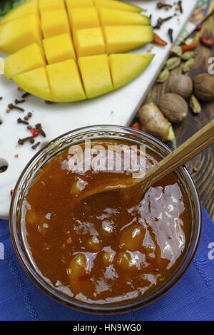 Schüssel mit hausgemachten Frsh Mango-Chutney auf alten Holztisch Stockfoto