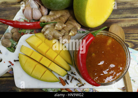 Schüssel mit hausgemachten Frsh Mango-Chutney auf alten Holztisch Stockfoto