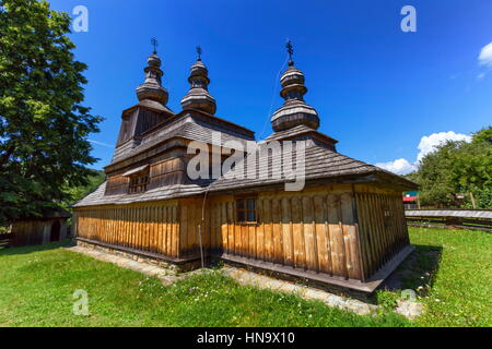 Historische hölzerne Kirche St. Nikolaus in Bodruzal bei Tag, Slowakei Stockfoto