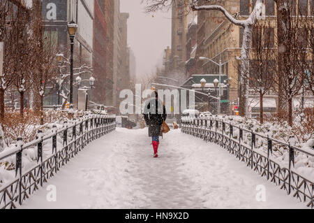 New York, USA. 9. Februar 2017. Unerbittliche New Yorkern, die durch den Sturm - gestoppt werden wird nicht bis zu 14 Zoll Schnee gefallen in der Gegend von New York nach einem Wintersturm im Nordosten trifft. Bildnachweis: Erik McGregor/Pacific Press/Alamy Live-Nachrichten Stockfoto