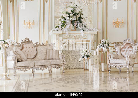 Luxuriöse Vintage Interieur mit Kamin in den aristokratischen Stil Stockfoto