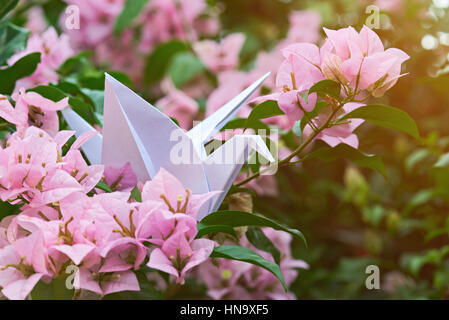 Makroaufnahme einer weißen einen Papierkranich auf Blume Zweig Stockfoto