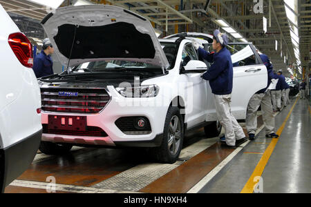 Tianjin, China. 17. Dezember 2016: Arbeiter montieren ein Autos am Fließband in Automobilfabrik Stockfoto