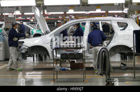 Tianjin, China. 17. Dezember 2016: Arbeiter montieren ein Autos am Fließband in Automobilfabrik Stockfoto