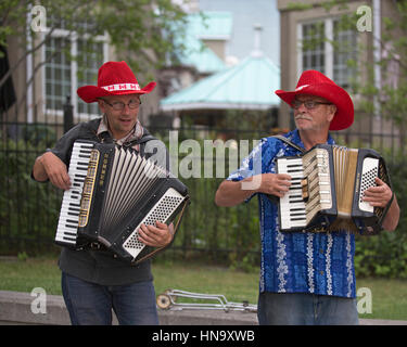 Buskerjames, Gaukler, Akkordeon zu spielen, während Kanada Day Feierlichkeiten in Eau Claire, Innenstadt von Calgary Stockfoto