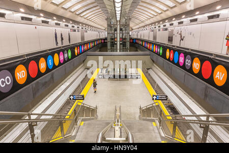 Februar 5, 2017: eine Treppe hinunter auf die Neue 72nd Street q Bahnsteig auf der zweiten Avenue Subway line, New York. Stockfoto