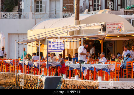 Harbourside Fischrestaurant "Katina" in Ammoudi Bucht, Oia, Santorini, einer griechischen Mittelmeerinsel in der Cyclades Gruppe Stockfoto